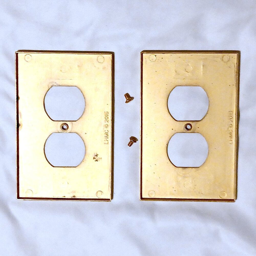 Lot 2x 2015 LHMC Liberty Hardware Metal Electrical Outlet Plate Cover Brass Tone - Picture 2 of 7